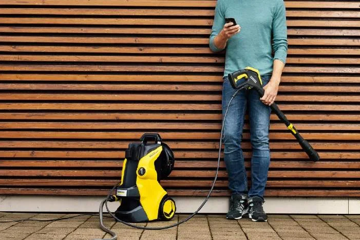 Person mit Hochdruckreiniger